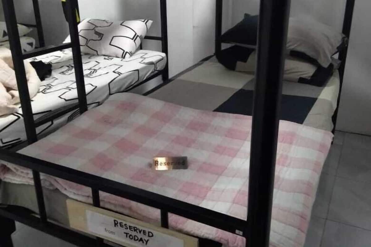 Dormitório compartilhado | Cofres nos quartos, ferros/tábuas de passar roupa, roupa de cama