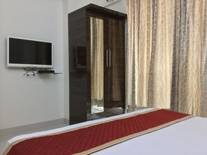 Deluxe Room | Iron/ironing board, rollaway beds, free WiFi, bed sheets - Arista Service Apartments Ghansoli (Navi Mumbai)