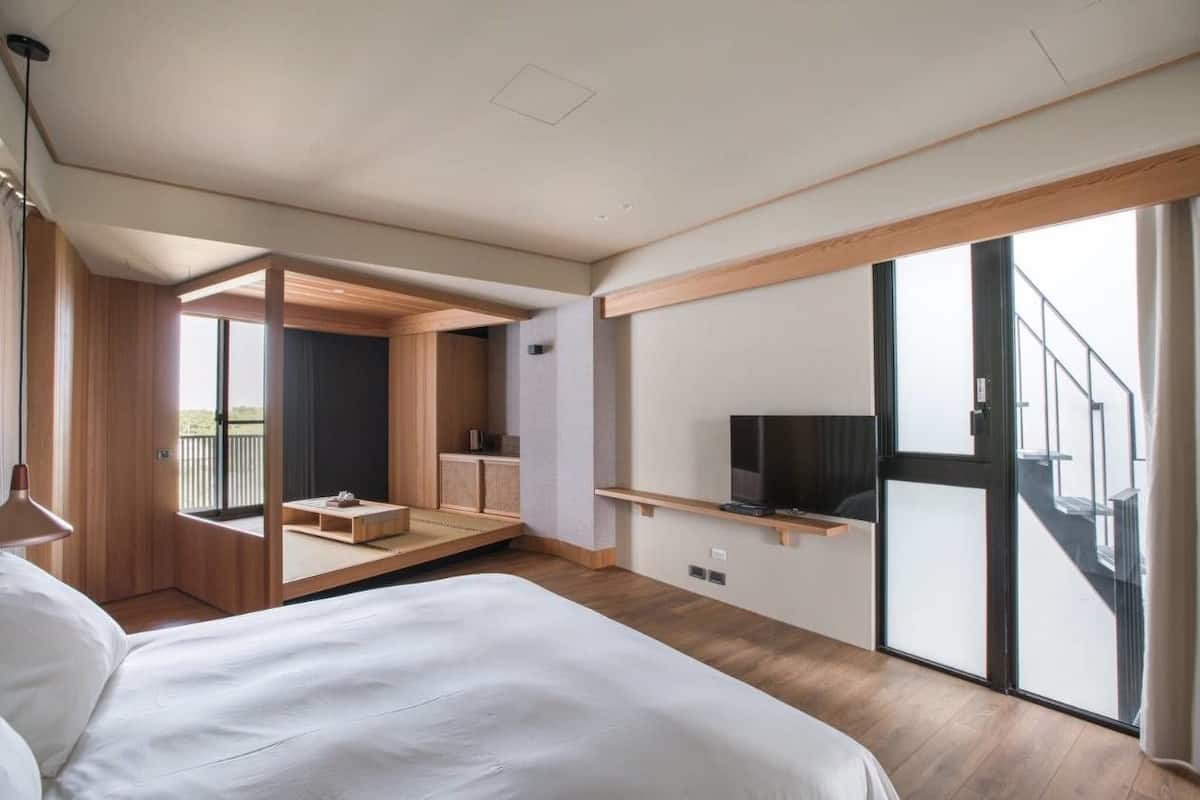 Luxury Double Room, 1 Queen Bed, Non Smoking, Mountain View | In-room safe, desk, blackout drapes, free WiFi