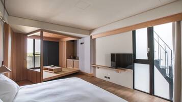 Luxury Double Room, 1 Queen Bed, Non Smoking, Mountain View | In-room safe, desk, blackout curtains, free WiFi