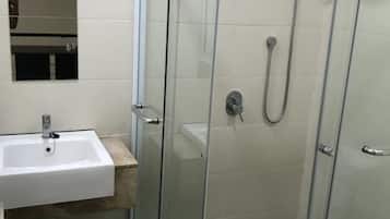 Shared Dormitory, Mixed Dorm (1 Bed in 10 Beds) | Bathroom | Shower, free toiletries, hair dryer, towels