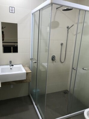 Yhteismajoitus, sekamajoitus (1 Bed in 10 Beds) | Kylpyhuone | Suihku, ilmaiset hygieniatuotteet, hiustenkuivaaja, pyyhkeet