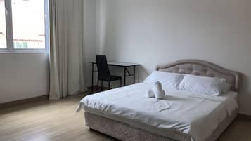 Double Room, 1 Queen Bed, Private Bathroom | Desk, iron/ironing board, free WiFi