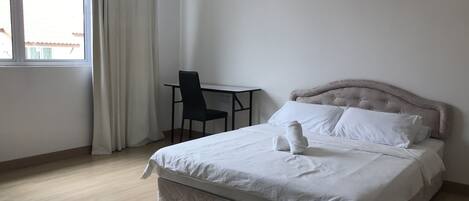 Kamar Double, 1 Tempat Tidur Queen, kamar mandi pribadi | Meja kerja, setrika/meja setrika, dan Wi-Fi gratis