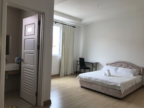 Habitación doble, 1 cama Queen size, baño privado | Escritorio, tabla de planchar con plancha y wifi gratis 