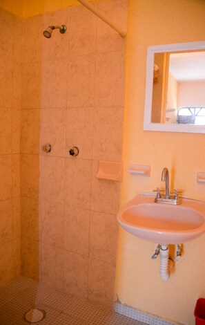 Douche, articles de toilette gratuits, serviettes fournies