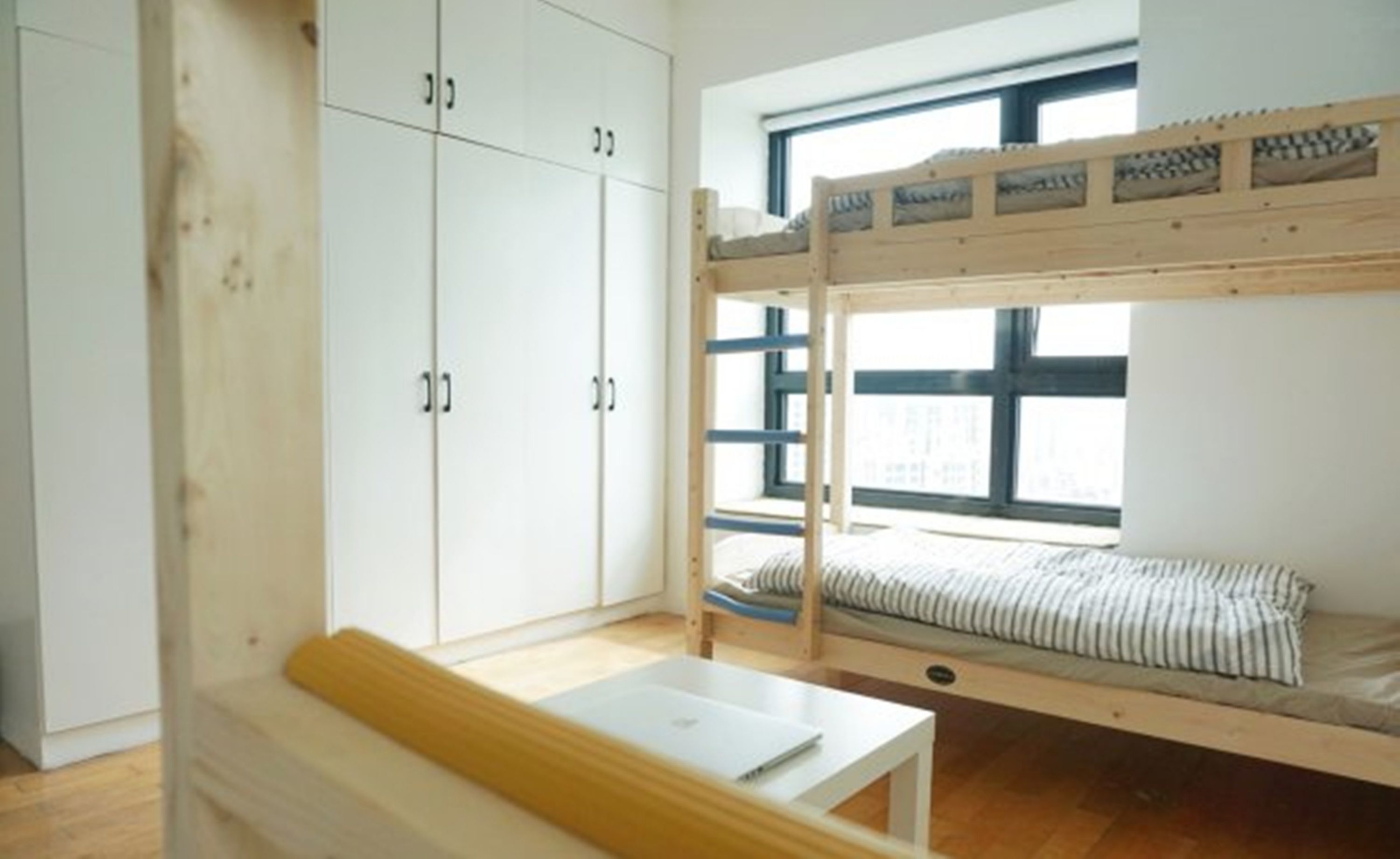 スーペリア 共同ドミトリー 男性限定 | デスク、遮光カーテン、WiFi (無料)