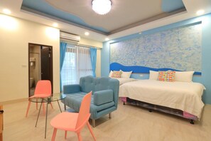 豪华四人房 | 办公桌、遮光窗帘、免费 WiFi、床单