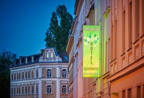 Front of property – evening/night - Auenwald Hotel und Apartmenthaus (Leipzig)