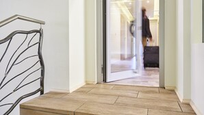 Ein modernes Interieur mit einer Treppe, die zu einem Flur führt.