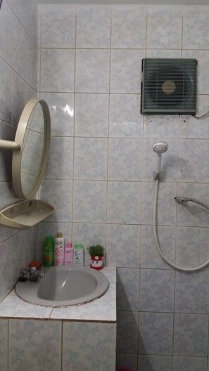 Dormitorio compartido, no fumadores | Baño | Ducha y toallas
