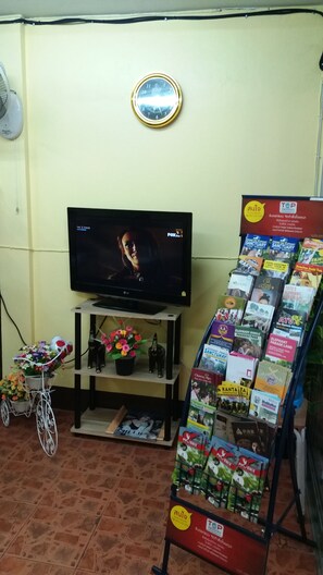 Shared Dormitory, Non Smoking | Living room - Lucky House Phra Sing Chiangmai - Hostel (Chiang Mai)