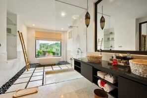 Villa 7 Bedrooms Private Pool, Valley View | Bathroom | Shower, deep soaking tub, free toiletries, hair dryer - Villa Kembang Bali (Payangan)