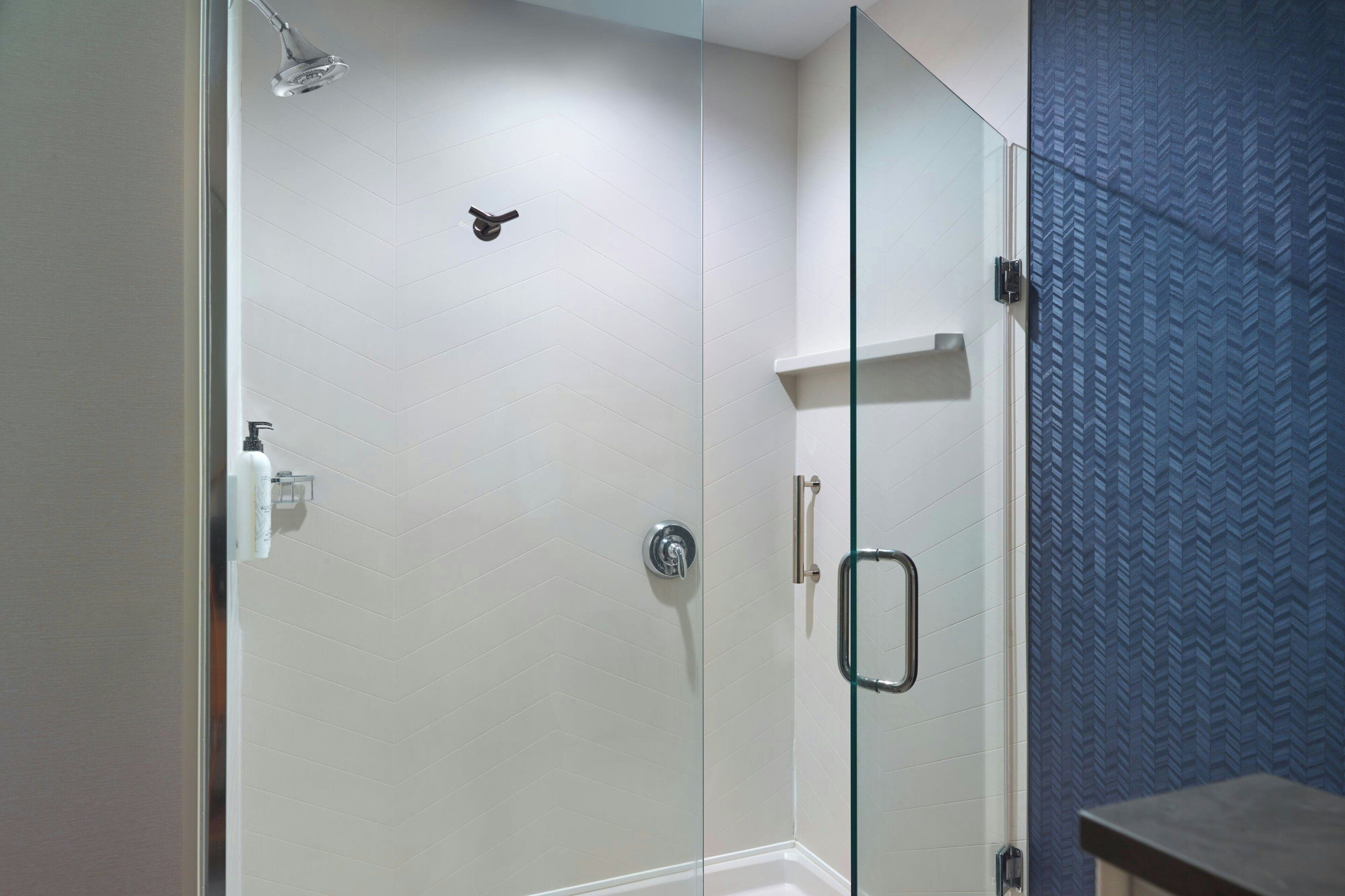 room, 1 king bed, non smoking | bathroom | combined shower/bathtub, rainfall showerhead, free toiletries