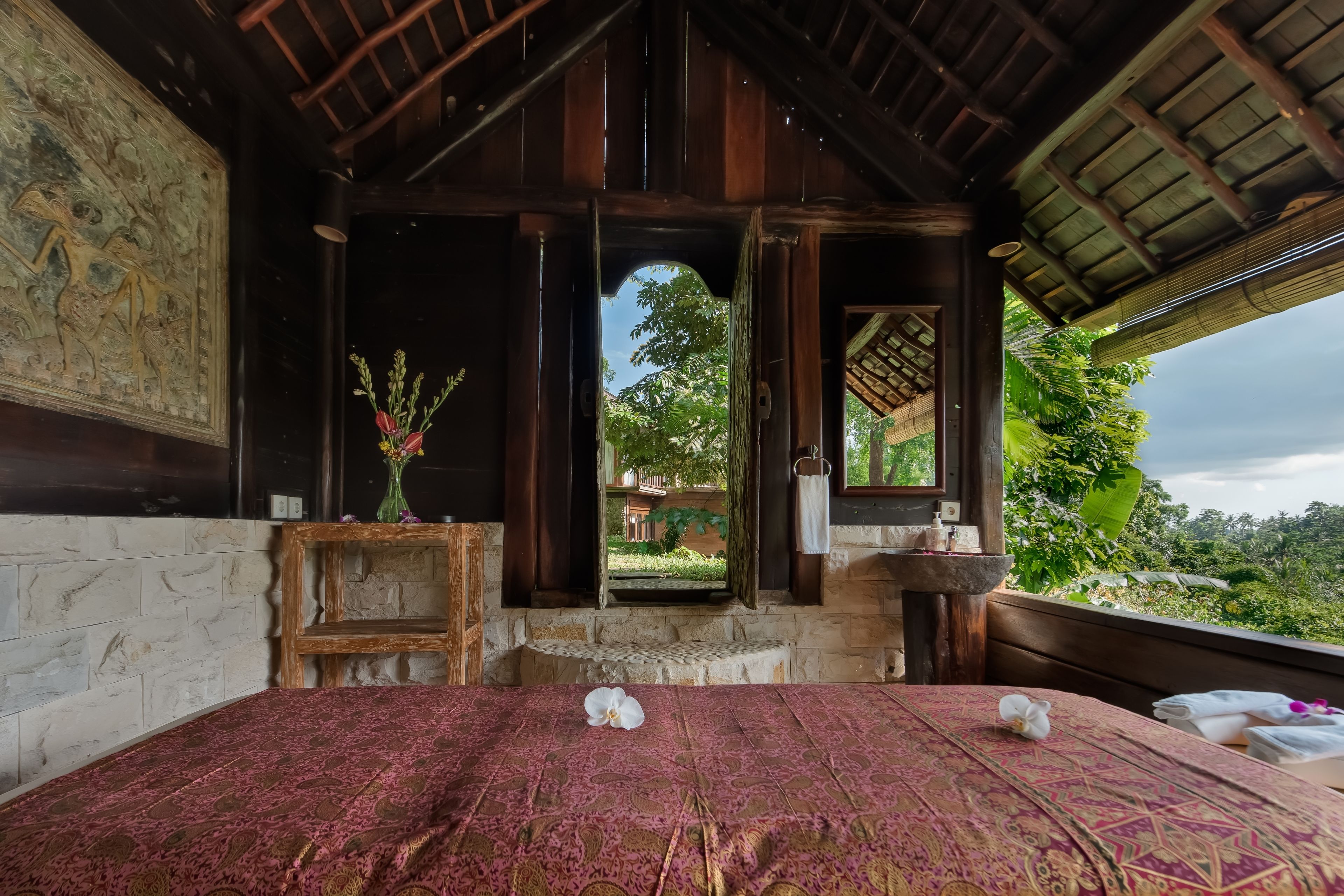 Body treatments, 1 treatment room, massages