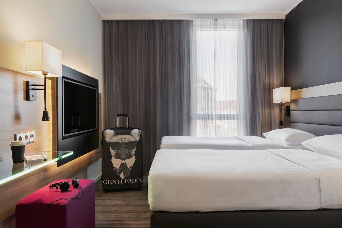 Room, 2 Twin Beds, Non Smoking, City View | 1 bedroom, Frette Italian sheets, premium bedding, desk
