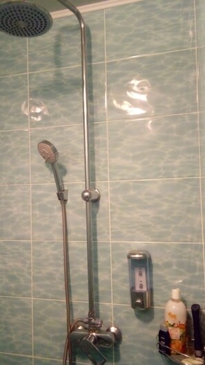 Douche, articles de toilette gratuits, sèche-cheveux, chaussons