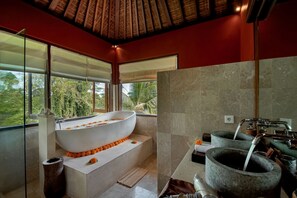 Villa 7 Bedrooms Private Pool, Valley View | Bathroom | Separate bathtub and shower, deep-soaking bathtub, free toiletries - Villa Atas Awan (Payangan)