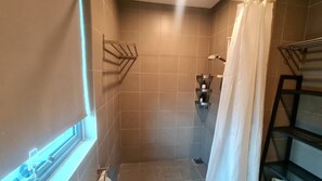 City-Apartment, 1 King-Bett, Nichtraucher | Badezimmer | Dusche, kostenlose Toilettenartikel, Haartrockner, Bidet