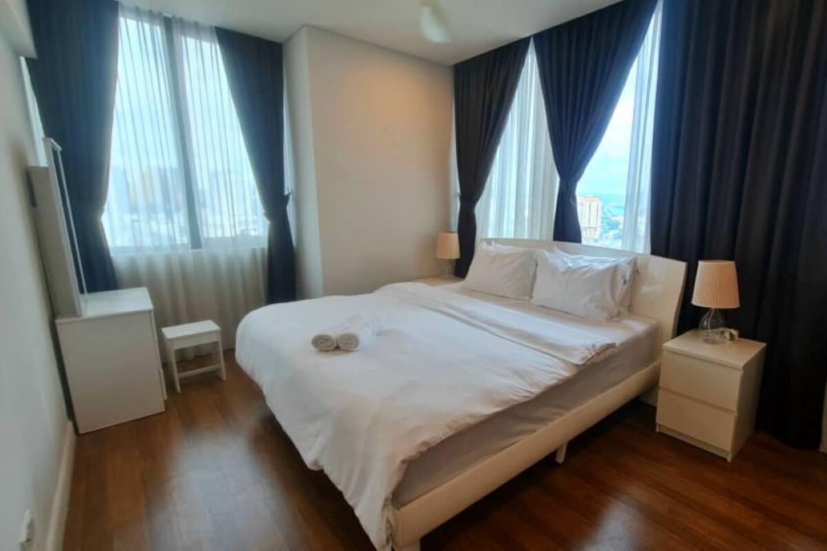 City Apartment, 1 King Bed, Non Smoking | Desk, blackout curtains, iron/ironing board, rollaway beds