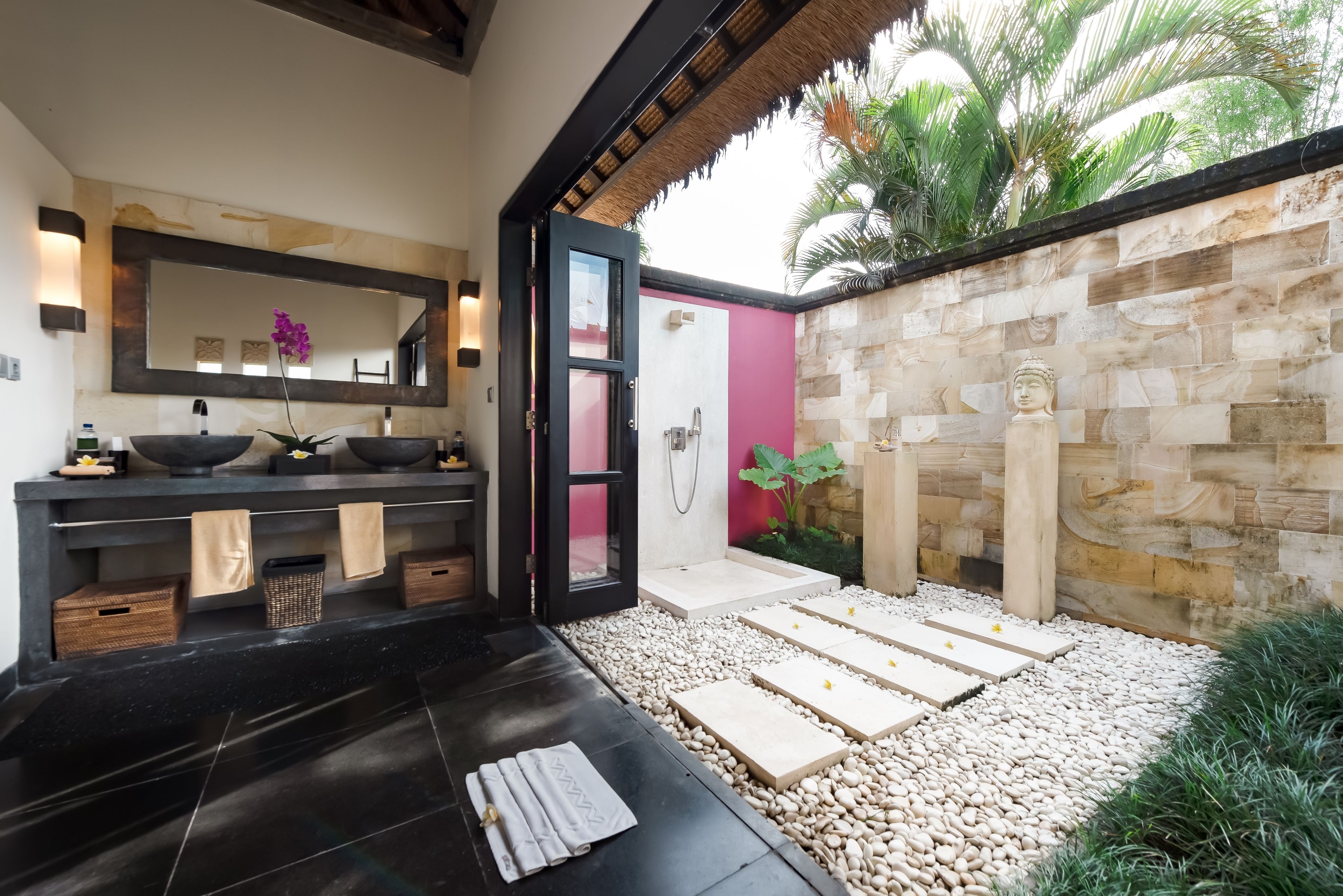 Separate bathtub and shower, deep-soaking bathtub, free toiletries