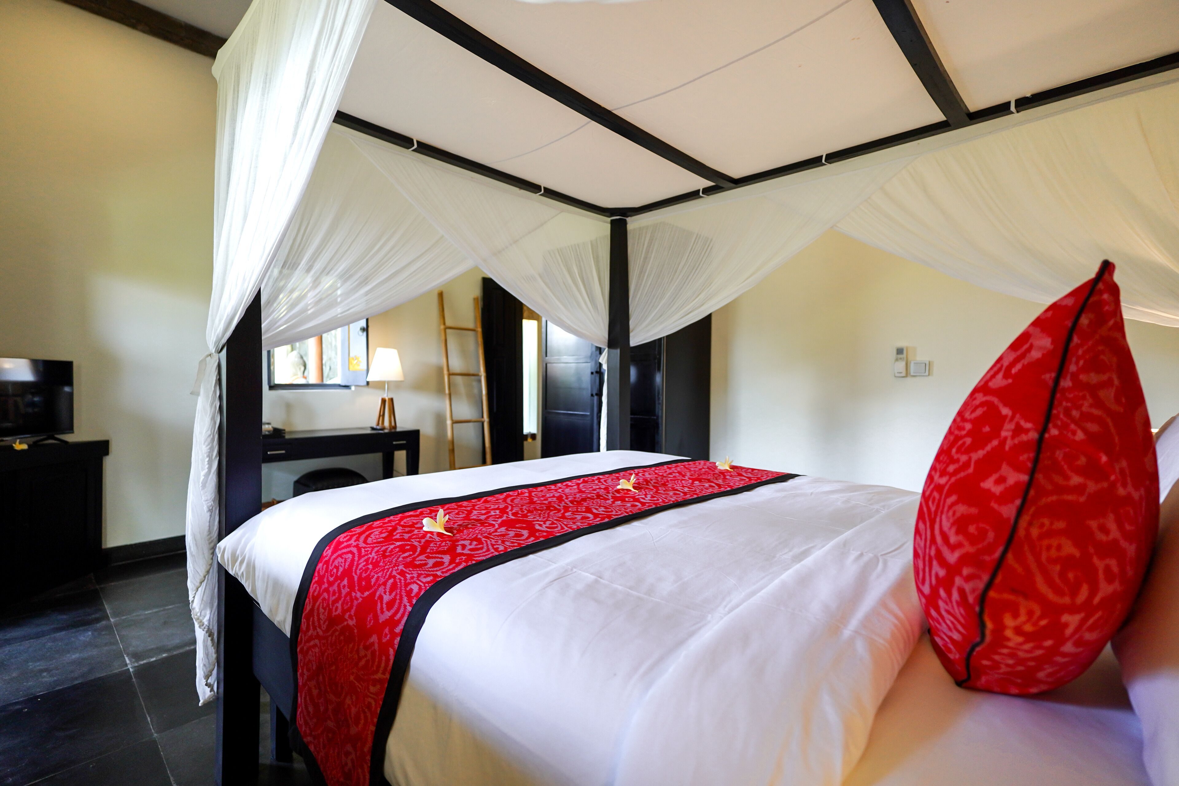 Ein Hotelzimmer mit einem Bett, einem Schreibtisch und einem Fernseher.
