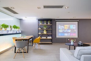 อพาร์ทเมนท์, เตียงใหญ่ 2 เตียง, ปลอดบุหรี่ | โต๊ะทำงาน, เตารีด/โต๊ะรีดผ้า, Wi-Fi ฟรี