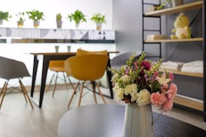 Appartement, 2 lits doubles, non-fumeur | Bureau, fer et planche à repasser, accès au Wi-Fi (inclus)
