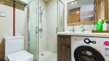 1-Bedroom Apartment | Bathroom | Shower, free toiletries, hair dryer, slippers