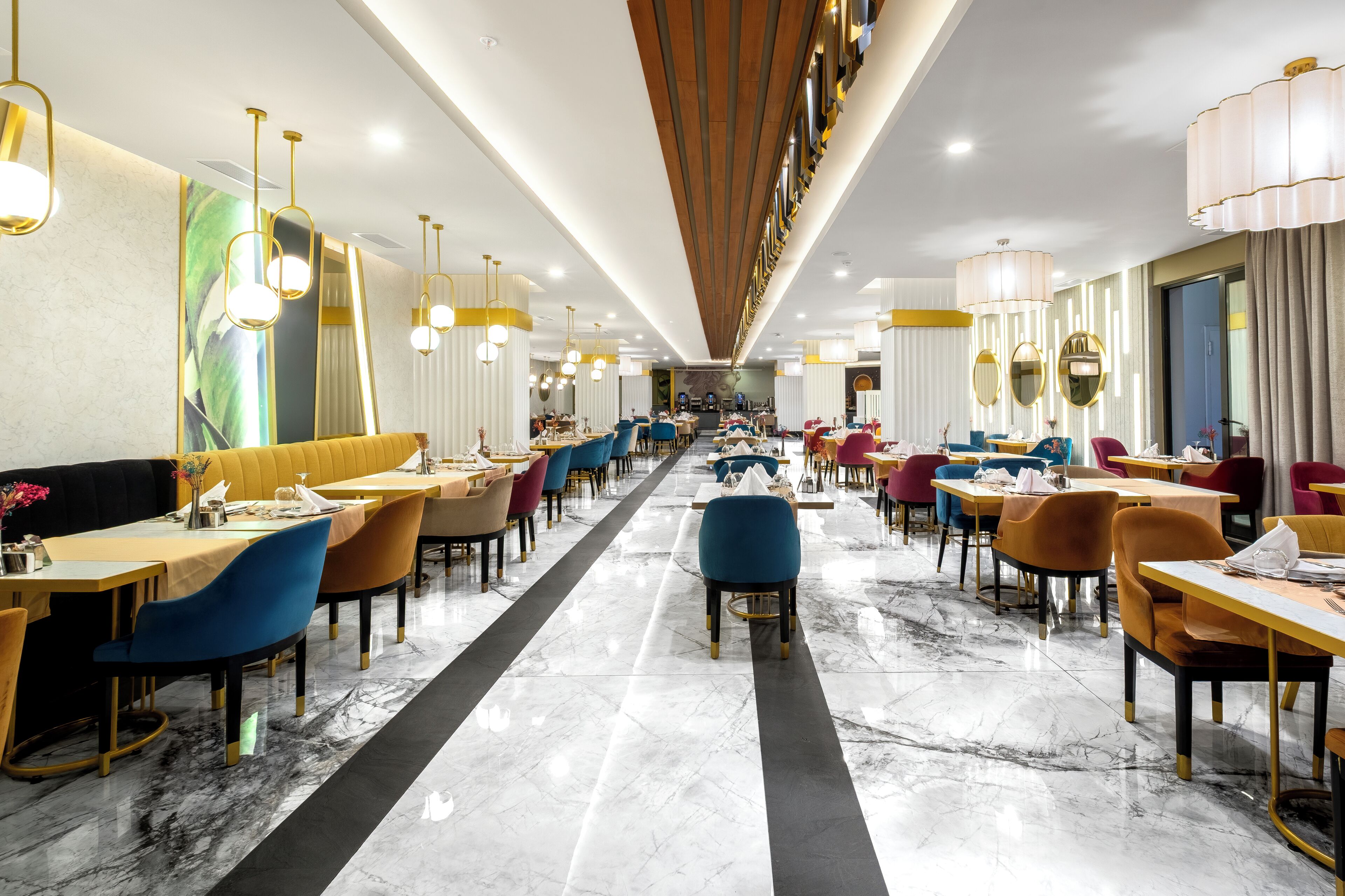 3 restaurants; breakfast, lunch and dinner served 