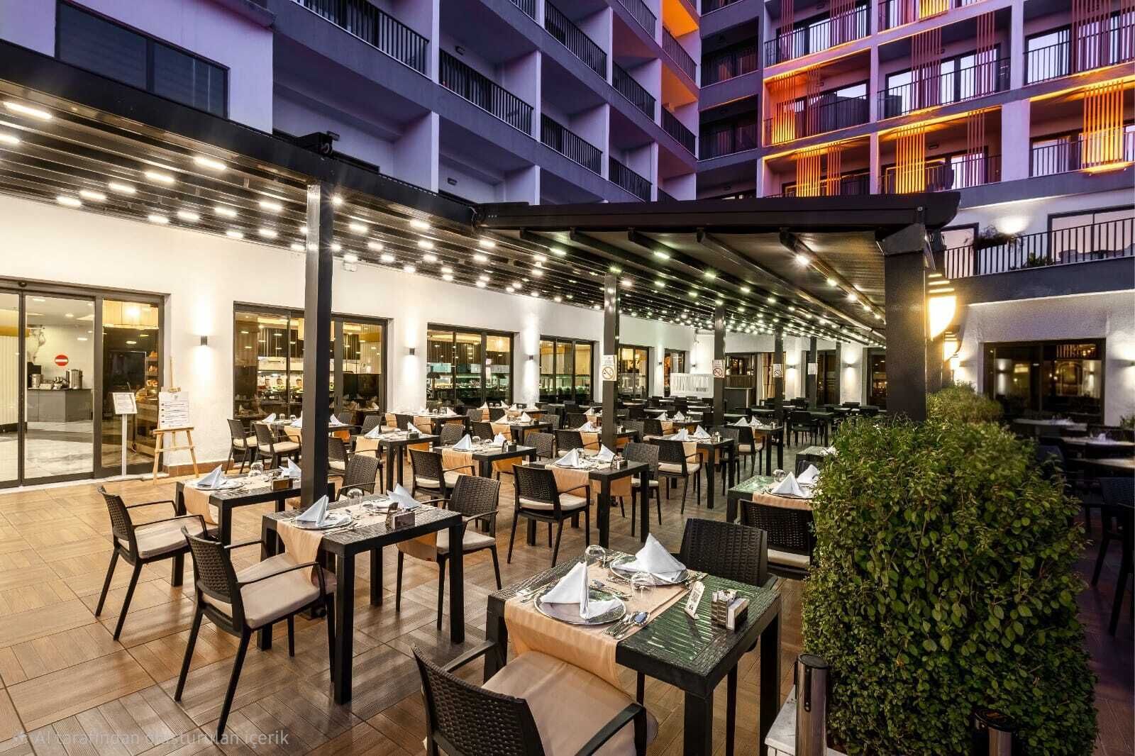 3 restaurants, breakfast, lunch, dinner served; Italian cuisine