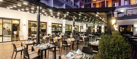 3 restaurants, breakfast, lunch, dinner served; Italian cuisine