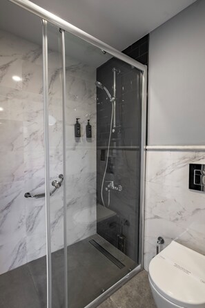 Economy Room | Bathroom | Shower, towels