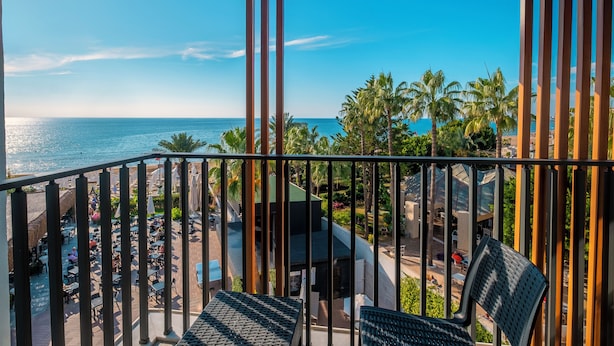 A balcony with a view of the ocean and palm trees. - The Raga Side - Adults Only - All inclusive (Manavgat)