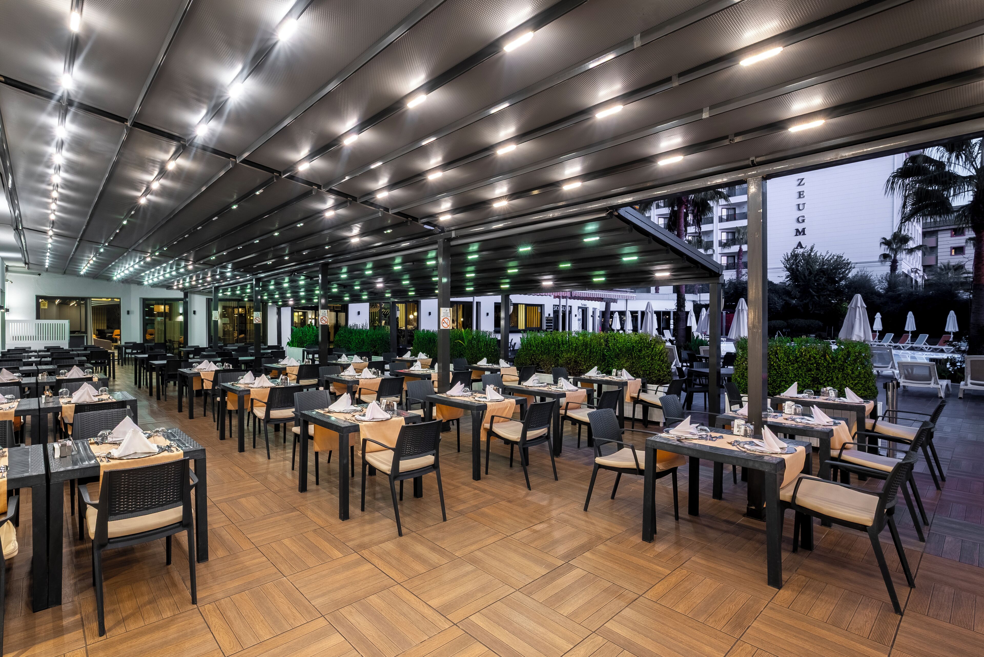 3 restaurants, breakfast, lunch, dinner served; Italian cuisine