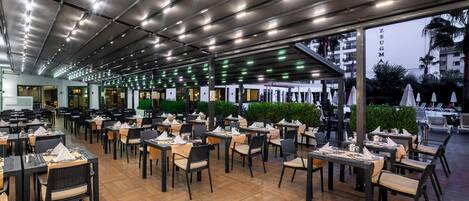 3 restaurants, breakfast, lunch, dinner served; Italian cuisine