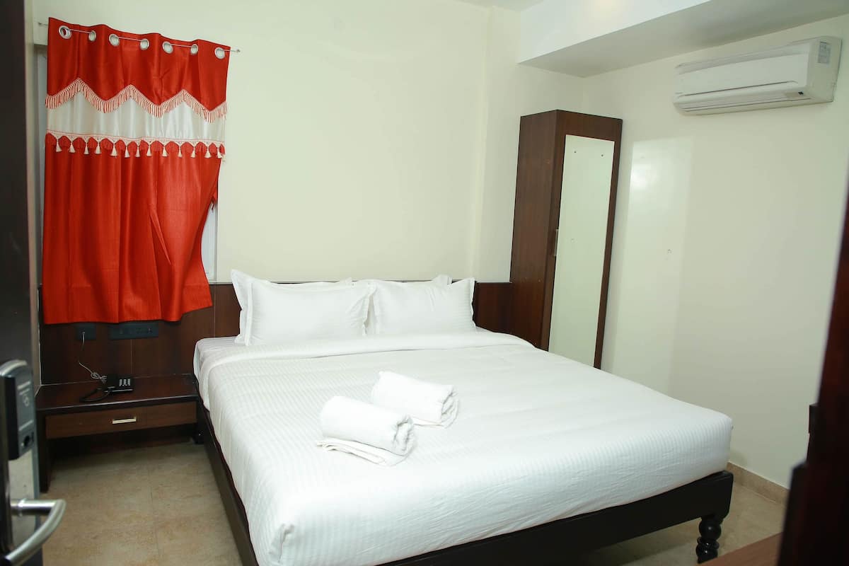 Deluxe Room, 1 Double Bed, Non Smoking | Desk, free WiFi