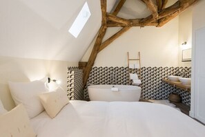 Room (Les Petits Bois) | Pillow-top beds, individually decorated, individually furnished - Maison Deveney Mars (Puligny-Montrachet)