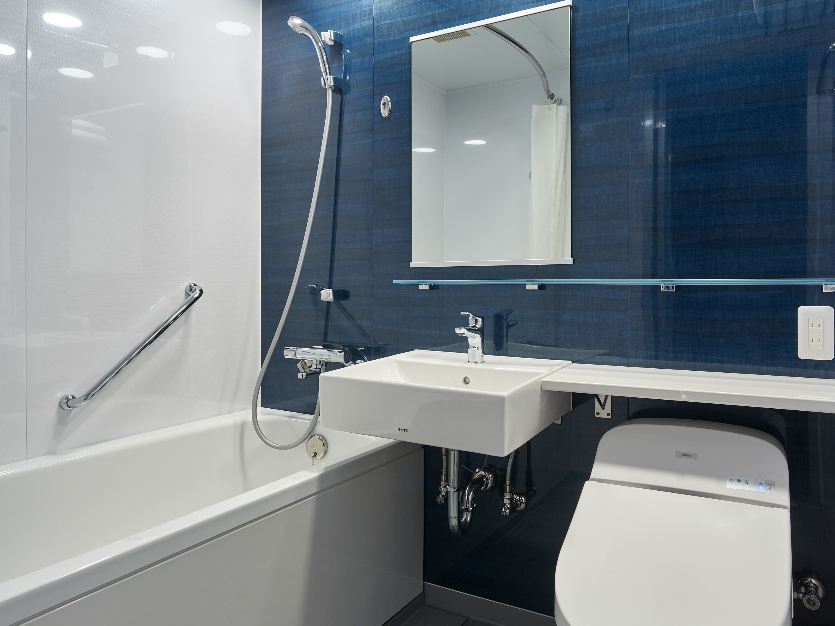 combined shower/bathtub, free toiletries, hair dryer, slippers