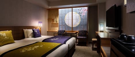 Down comforters, in-room safe, desk, blackout drapes