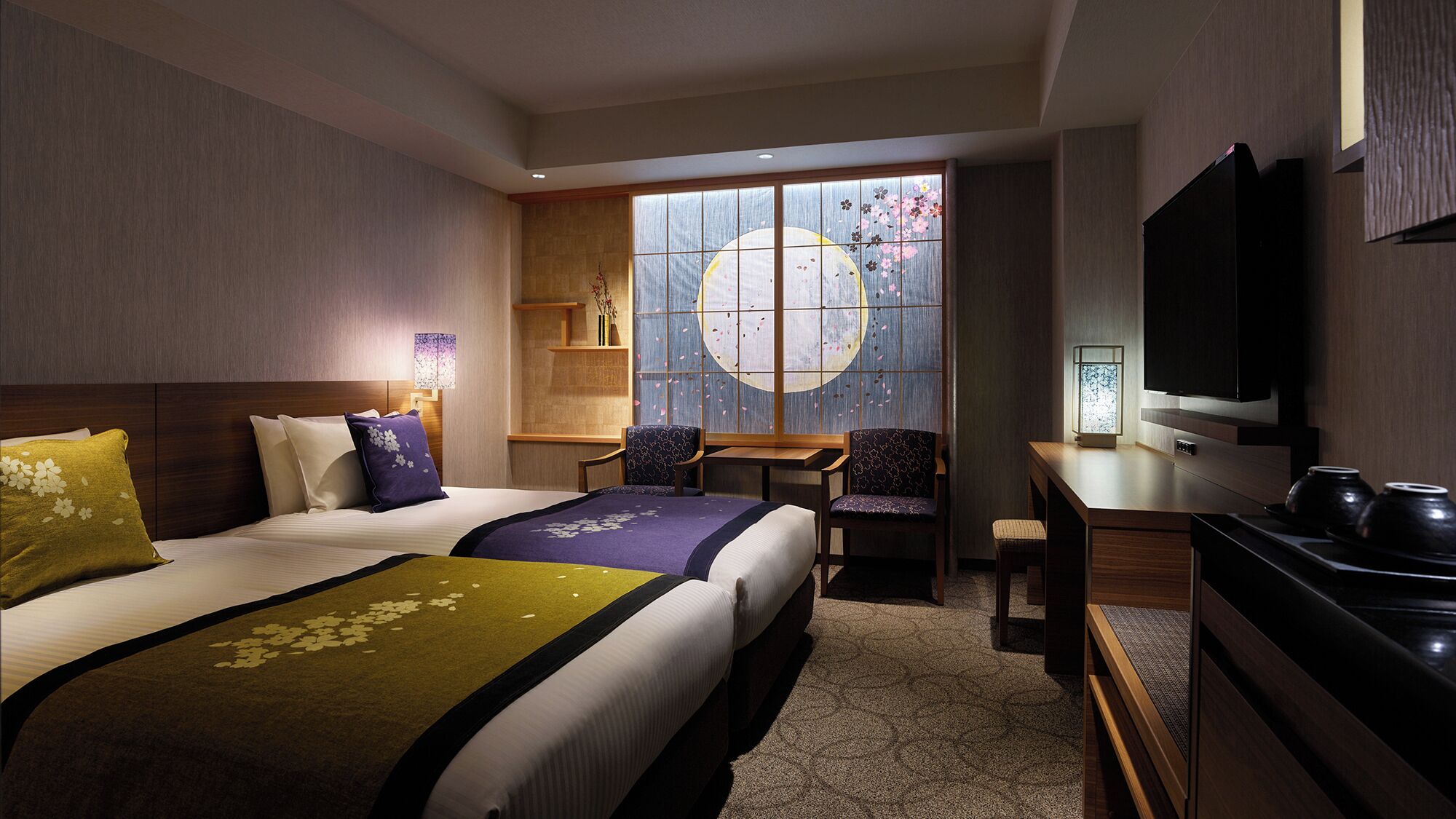 Quarto de hotel com cama, escrivaninha, cadeira, televisão e uma grande janela com vista.