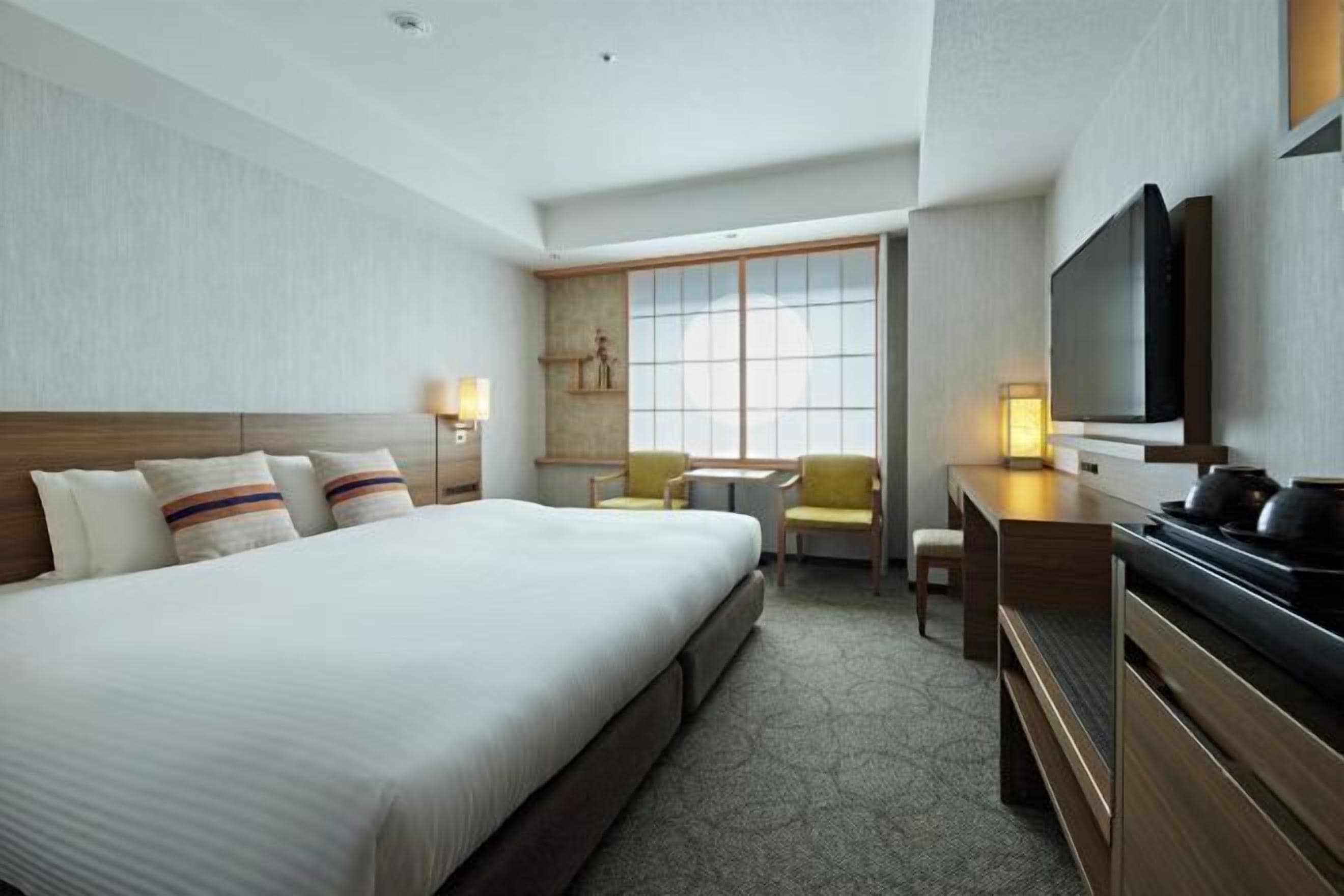 羽絨被、客房內保險箱、書桌、遮光布/窗簾