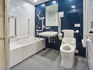 Zimmer, Nichtraucher (Accessible, 1 bed Double) | Badezimmer | Duschwanne, kostenlose Toilettenartikel, Haartrockner, Hausschuhe