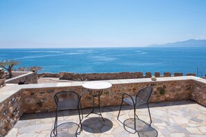 Double Room, Bay View | Living area