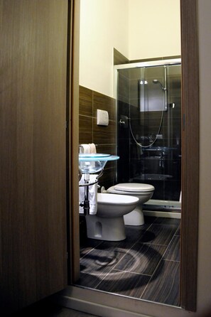 Shower, rainfall showerhead, free toiletries, hair dryer