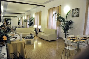 Petit déjeuner buffet compris tous les jours