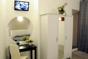 Double Room, Balcony | Individually decorated, individually furnished, desk, iron/ironing board - B&B Glamour (Palermo)