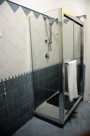 Triple Room, Balcony | Bathroom shower - B&B Glamour (Palermo)