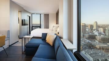 Estudio, 1 cama King size, para no fumadores, vista a la montaña | 1 habitación, caja de seguridad en la habitación y escritorio