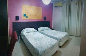 Desk, free WiFi, bed sheets - Hotel Miramonti (Gangi)